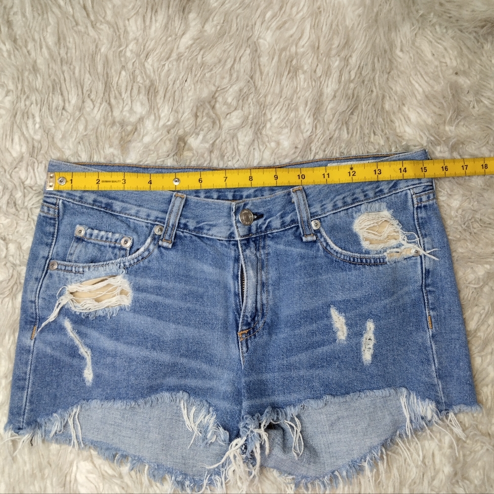 Rag & Bone Winnie Distressed Cut Off Denim Short Size 26 - Picture 6 of 12